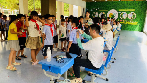 三亚一个月完成12万人脊柱侧弯筛查，芙索特带来无辐射脊柱侧弯筛查速度-中国南方教育网