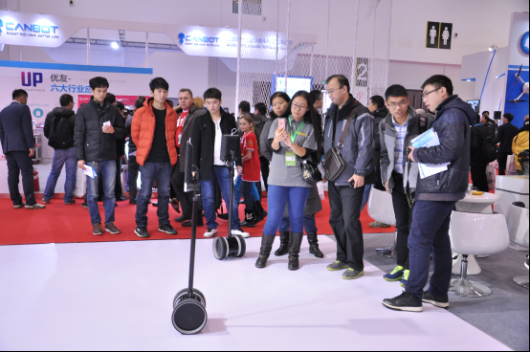 玛特分身神器首次亮相2015世界机器人大会